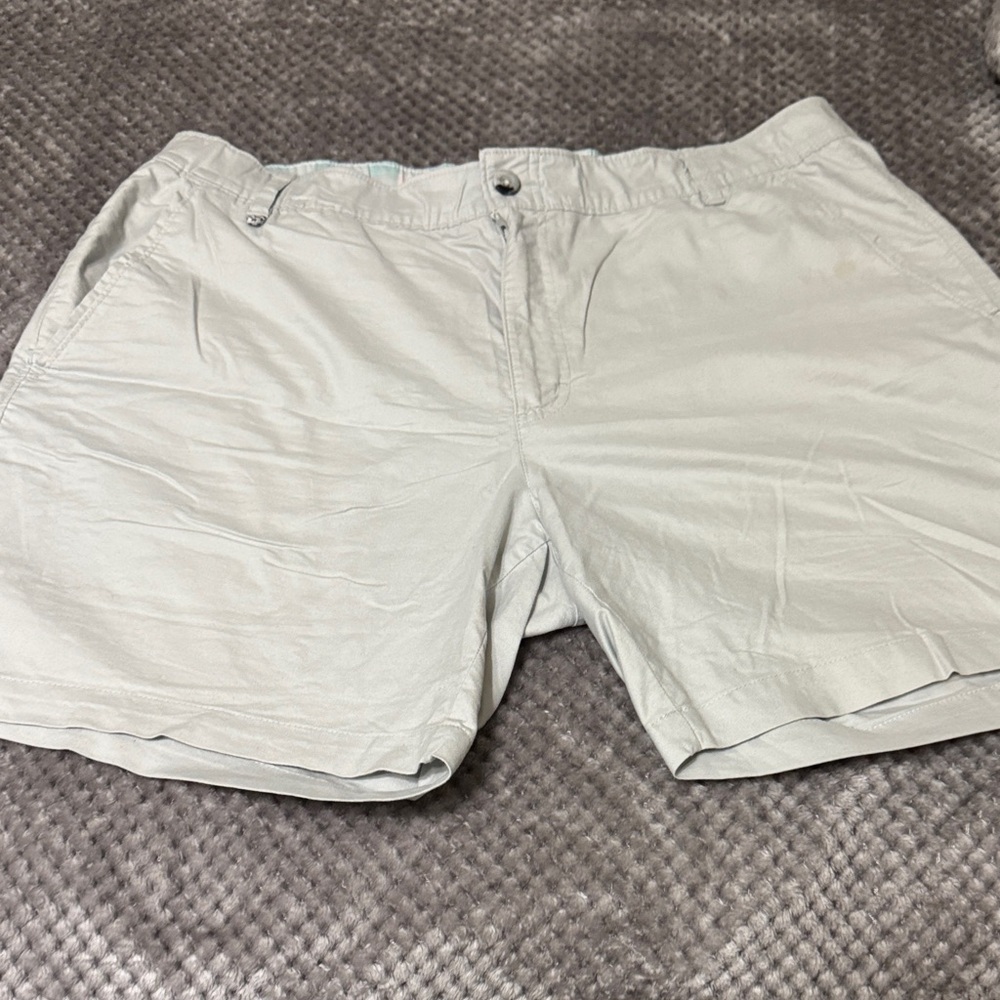 Columbia Men's Light Gray Flat-Front Shorts